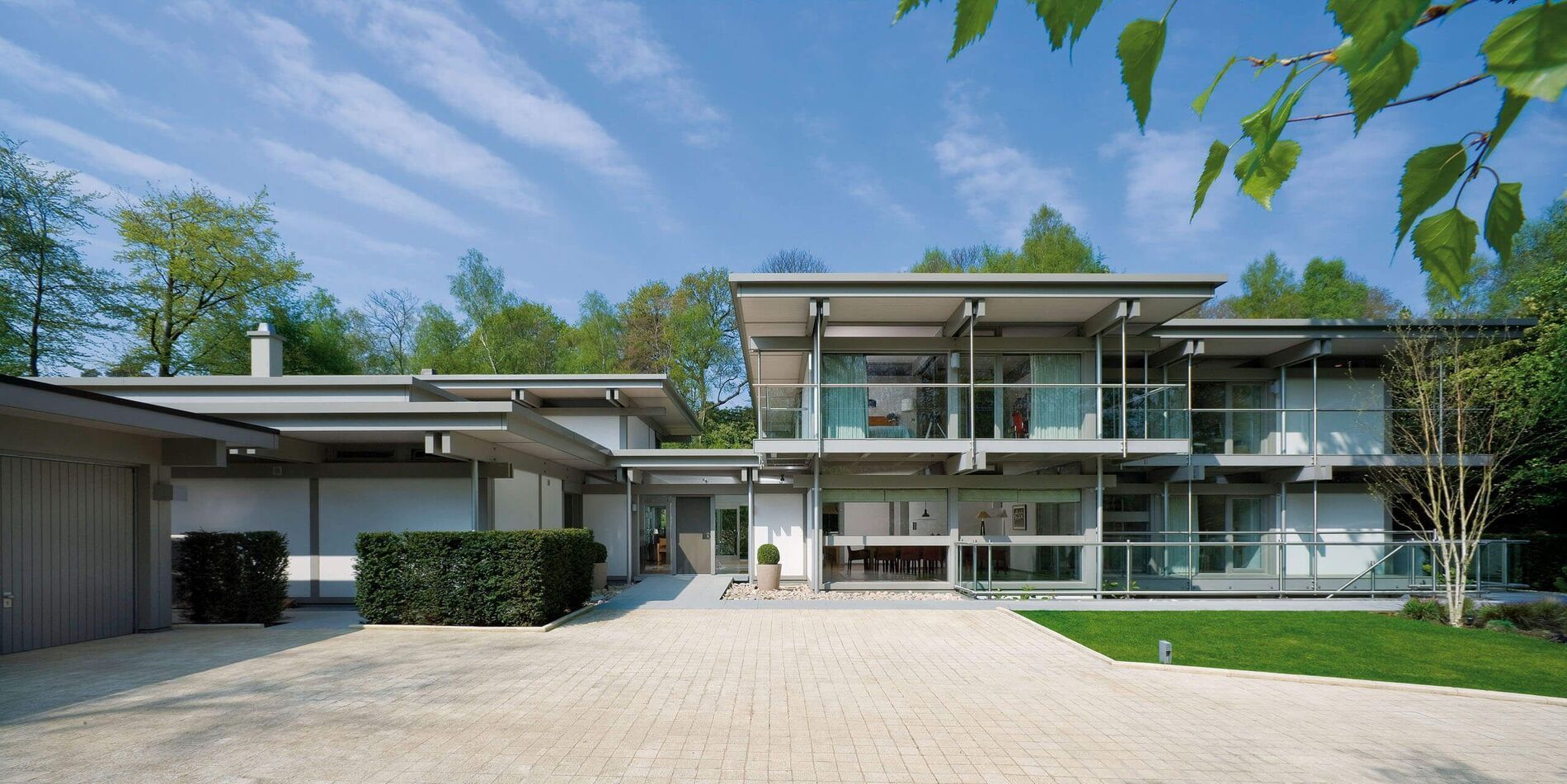 HUF Haus Flachdach grau Holz Glas 36
